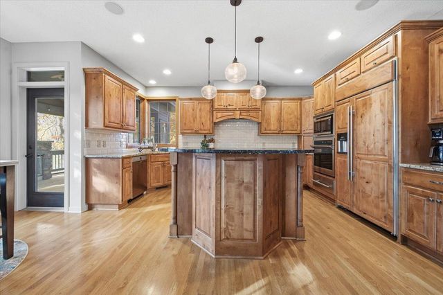 602 Woodland Drive, Mahtomedi, MN 55115