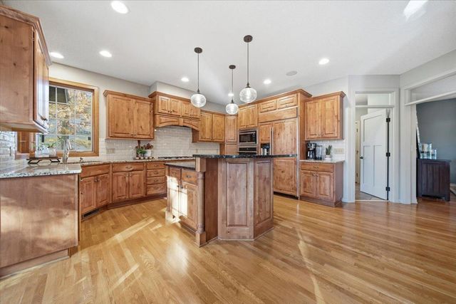 602 Woodland Drive, Mahtomedi, MN 55115