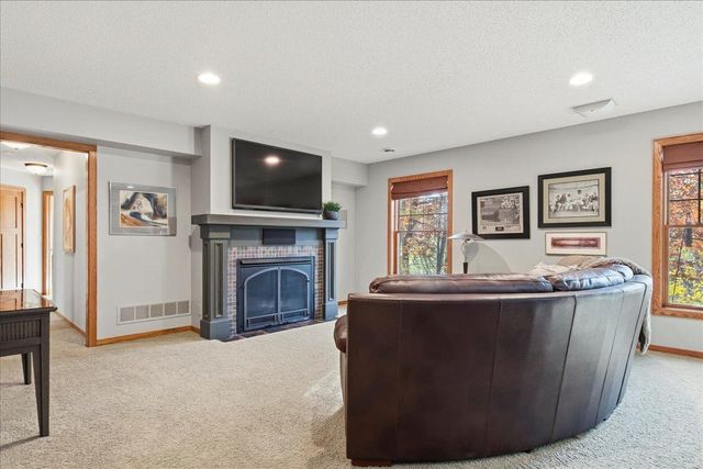 602 Woodland Drive, Mahtomedi, MN 55115