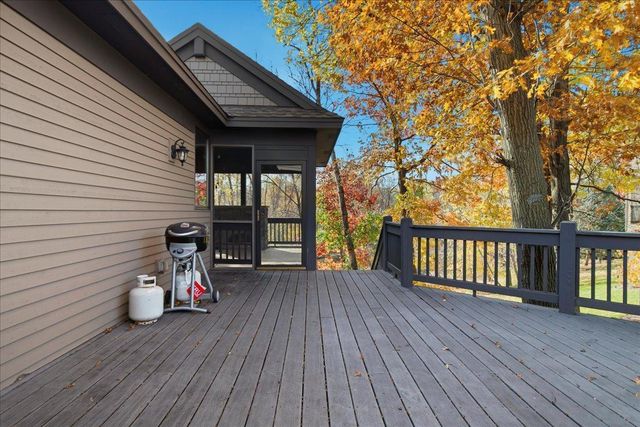 602 Woodland Drive, Mahtomedi, MN 55115