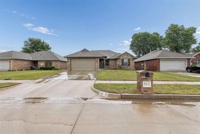 512 S Castle Ridge Lane, Mustang, OK 73064