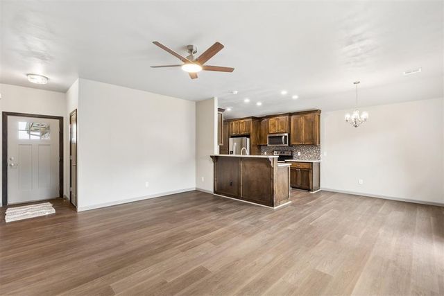 512 S Castle Ridge Lane, Mustang, OK 73064
