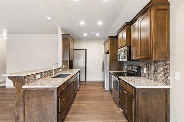 512 S Castle Ridge Lane, Mustang, OK 73064