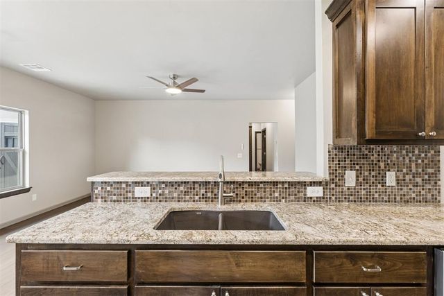 512 S Castle Ridge Lane, Mustang, OK 73064