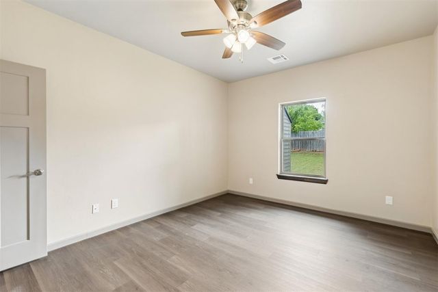 512 S Castle Ridge Lane, Mustang, OK 73064