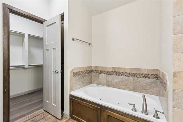 512 S Castle Ridge Lane, Mustang, OK 73064
