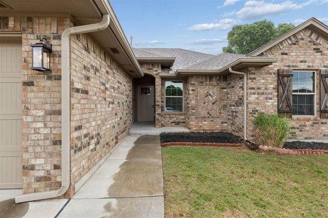 512 S Castle Ridge Lane, Mustang, OK 73064