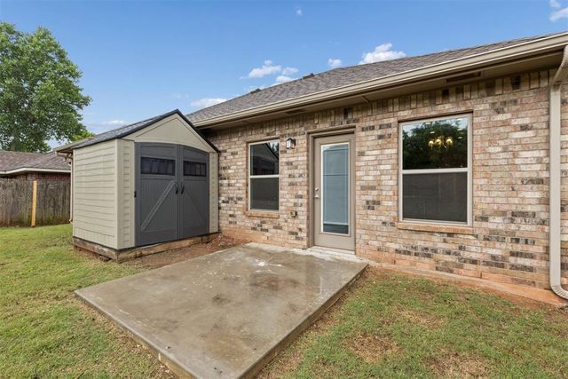 512 S Castle Ridge Lane, Mustang, OK 73064