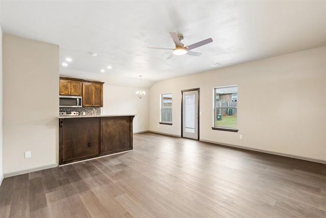 512 S Castle Ridge Lane, Mustang, OK 73064