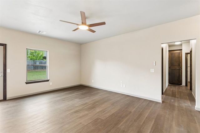 512 S Castle Ridge Lane, Mustang, OK 73064