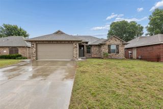 512 S Castle Ridge Lane, Mustang, OK 73064