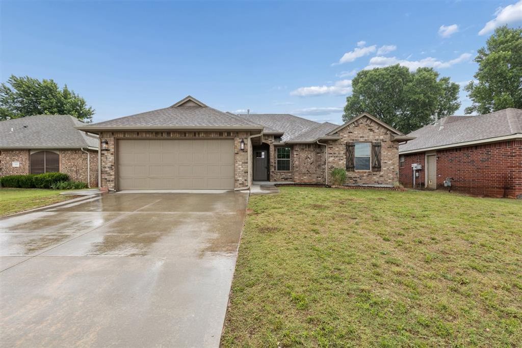 512 S Castle Ridge Lane, Mustang, OK 73064