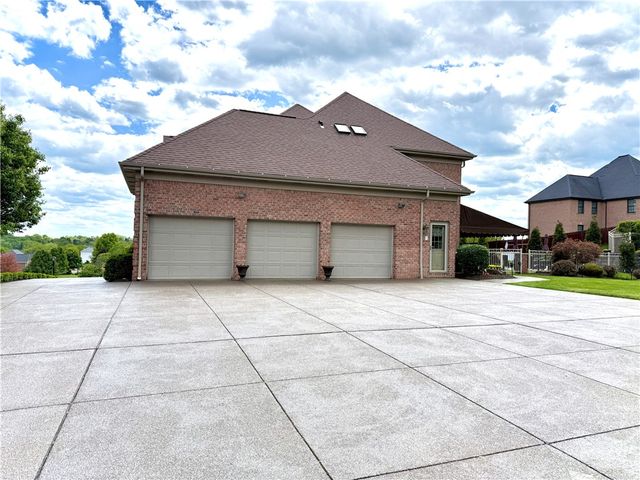 300 Pine Valley Dr, South Fayette, PA 15017