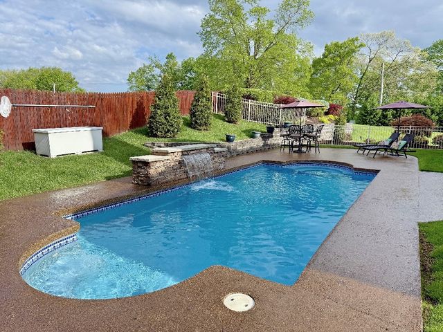 300 Pine Valley Dr, South Fayette, PA 15017