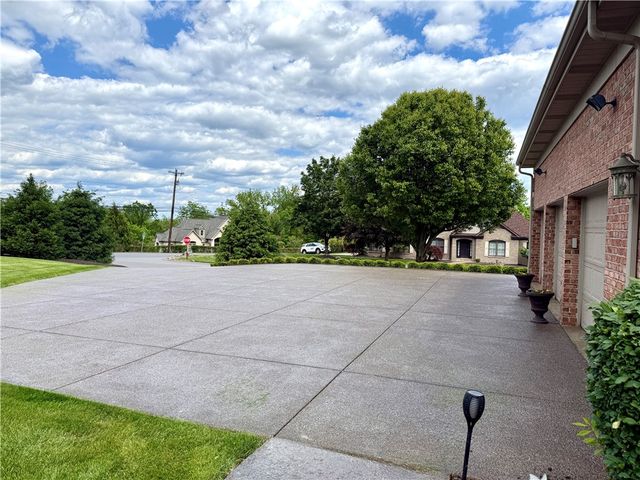 300 Pine Valley Dr, South Fayette, PA 15017