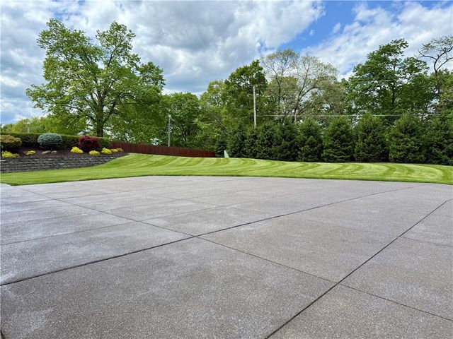 300 Pine Valley Dr, South Fayette, PA 15017
