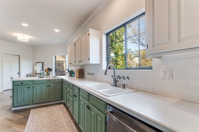 9122 Cochran Heights Drive, Dallas, TX 75220