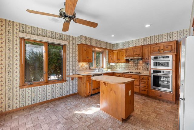 2627 W Lake Isle DRIVE, Mequon, WI 53092