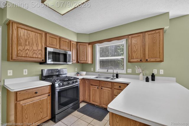 9016 Hyacinth Way, Green Oak Township, MI 48116