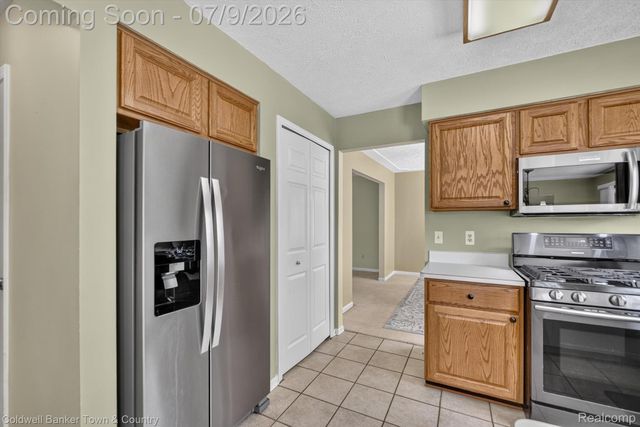 9016 Hyacinth Way, Green Oak Township, MI 48116