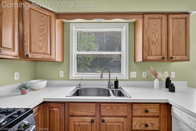 9016 Hyacinth Way, Green Oak Township, MI 48116