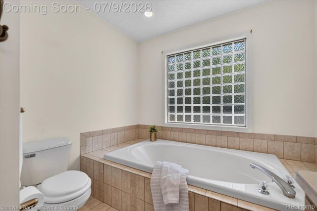 9016 Hyacinth Way, Green Oak Township, MI 48116