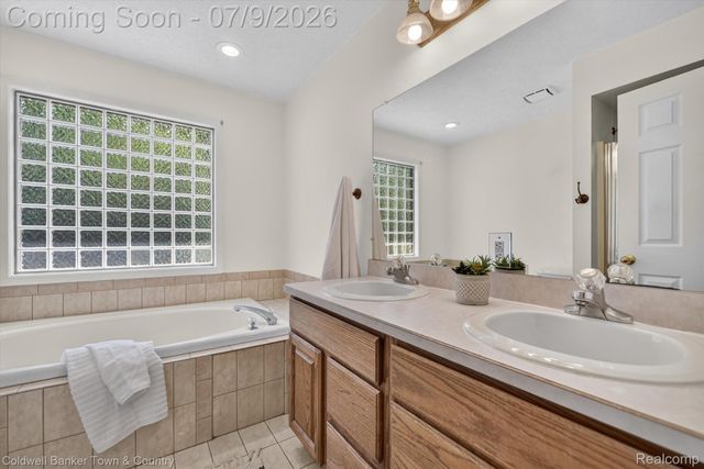 9016 Hyacinth Way, Green Oak Township, MI 48116