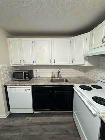 668 Robbins Ave 17, Dracut, MA 01826