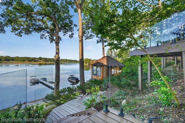 4451 Rolling Pine Drive, West Bloomfield Charter Township, MI 48323