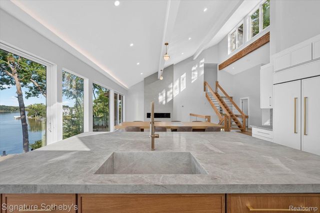 4451 Rolling Pine Drive, West Bloomfield Charter Township, MI 48323