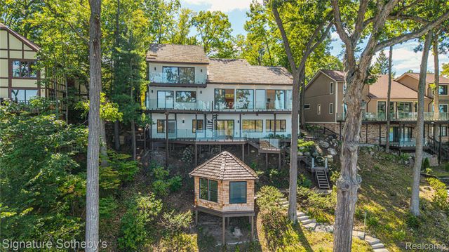 4451 Rolling Pine Drive, West Bloomfield Charter Township, MI 48323
