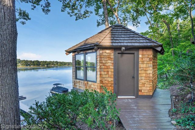 4451 Rolling Pine Drive, West Bloomfield Charter Township, MI 48323