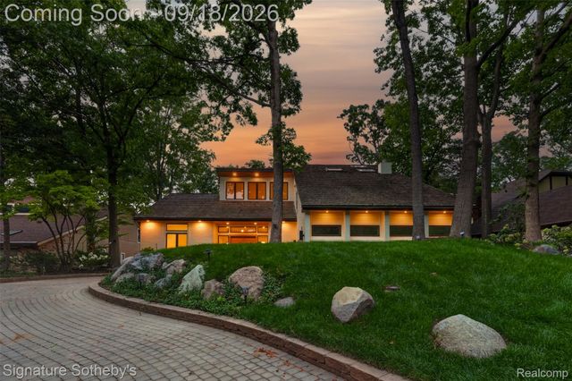 4451 Rolling Pine Drive, West Bloomfield Charter Township, MI 48323