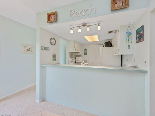 27 Greenbrier ST 109, Marco Island, FL 34145