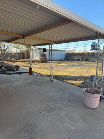 1006 W 15th Street, Quanah, TX 79252