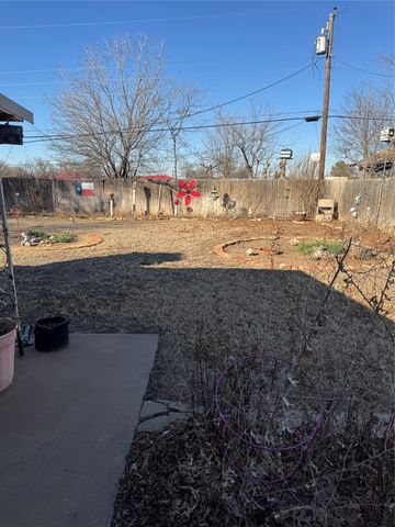 1006 W 15th Street, Quanah, TX 79252