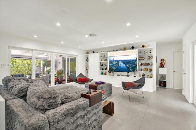 21015 NE 19th Ct, Miami, FL 33179