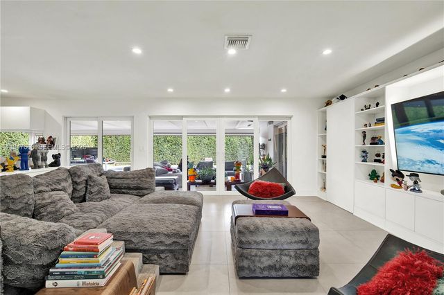 21015 NE 19th Ct, Miami, FL 33179