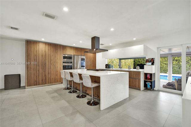 21015 NE 19th Ct, Miami, FL 33179