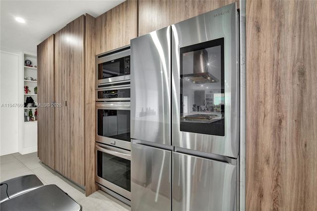 21015 NE 19th Ct, Miami, FL 33179