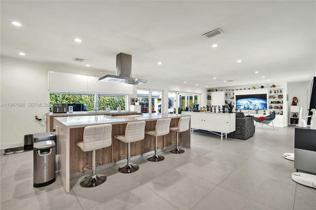 21015 NE 19th Ct, Miami, FL 33179