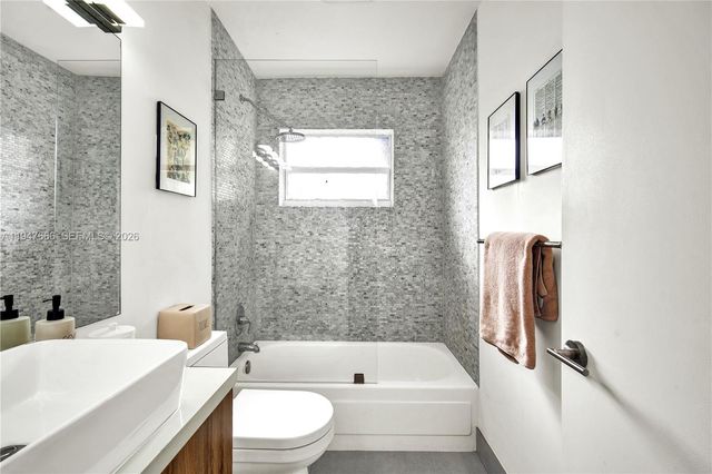 21015 NE 19th Ct, Miami, FL 33179