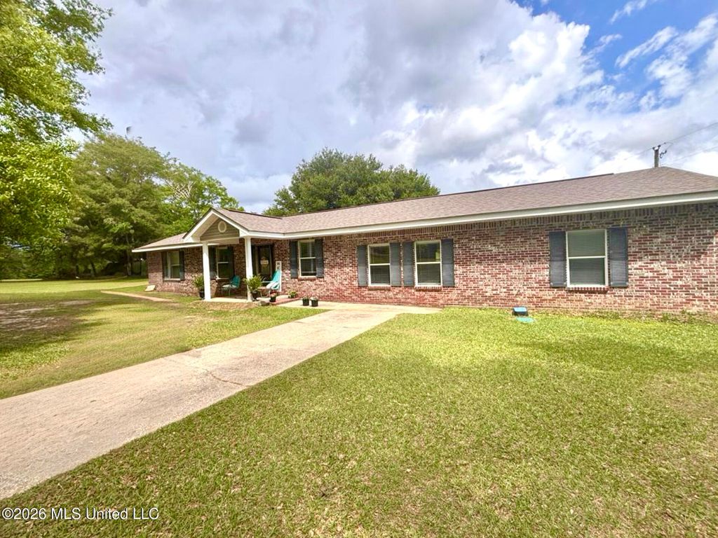 1352 Rock Ranch Road, Carriere, MS 39426