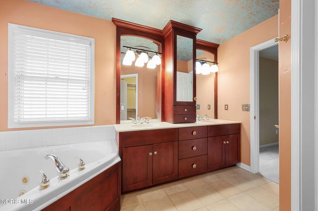 6708 Buck Creek Dr, Maumee, OH 43537