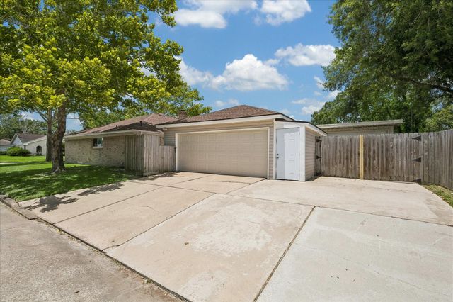 1801 Lazy Creek Lane, Pearland, TX 77581