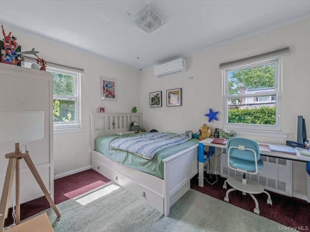 25 Lawrence Street, New Hyde Park, NY 11040