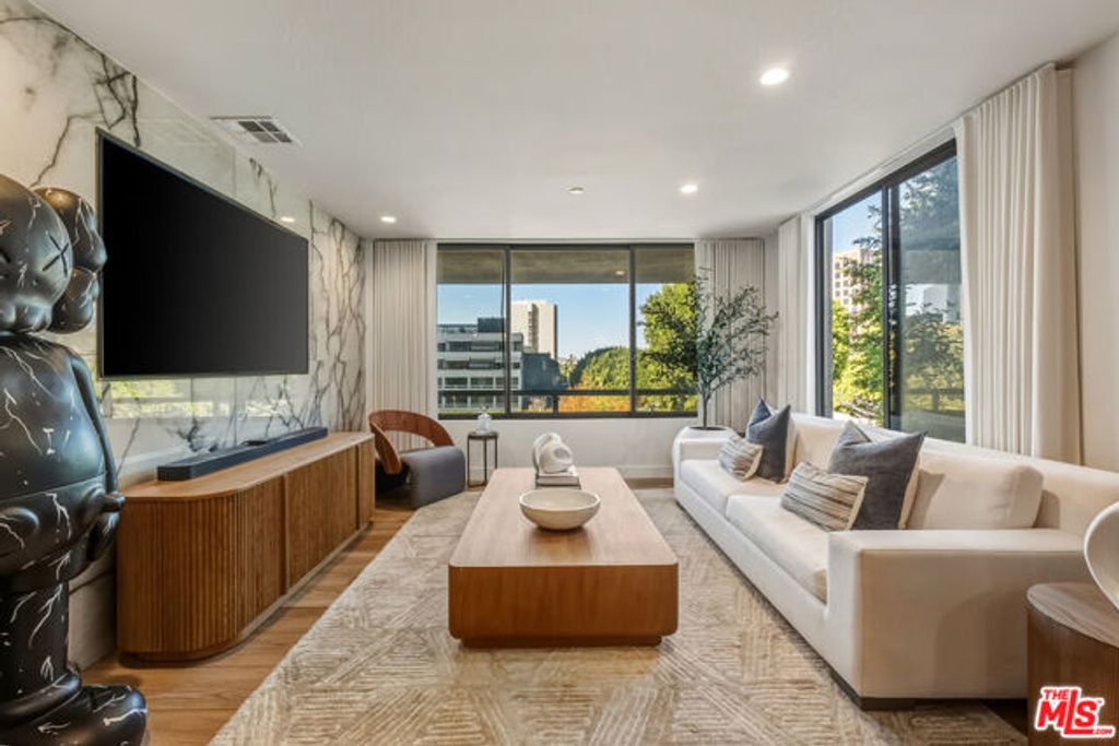 121 S Hope Street 334, Los Angeles, CA 90012