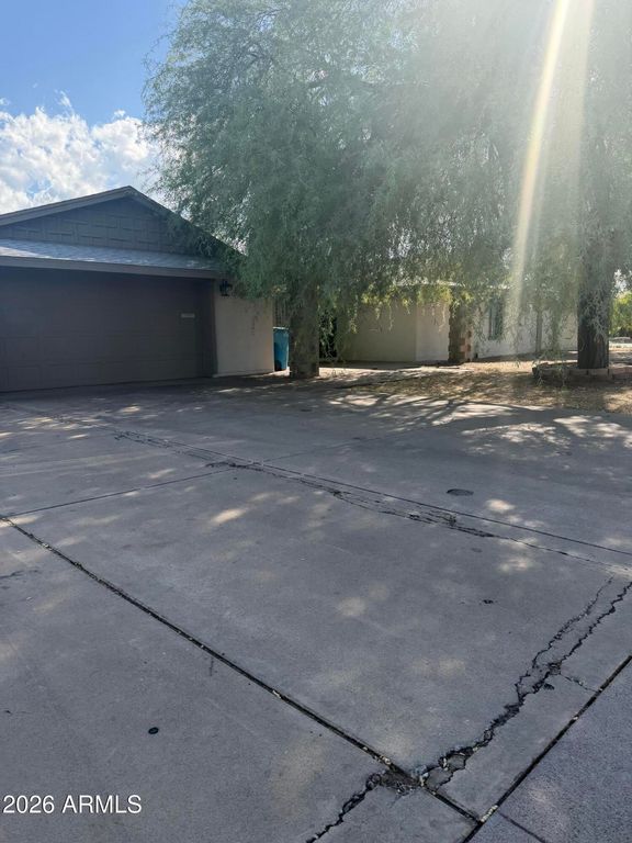 6269 W COLLEGE Drive, Phoenix, AZ 85033 — exterior