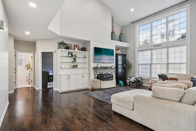 34115 N Wooded Glen Drive, Grayslake, IL 60030