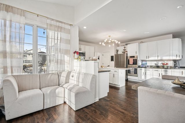 34115 N Wooded Glen Drive, Grayslake, IL 60030